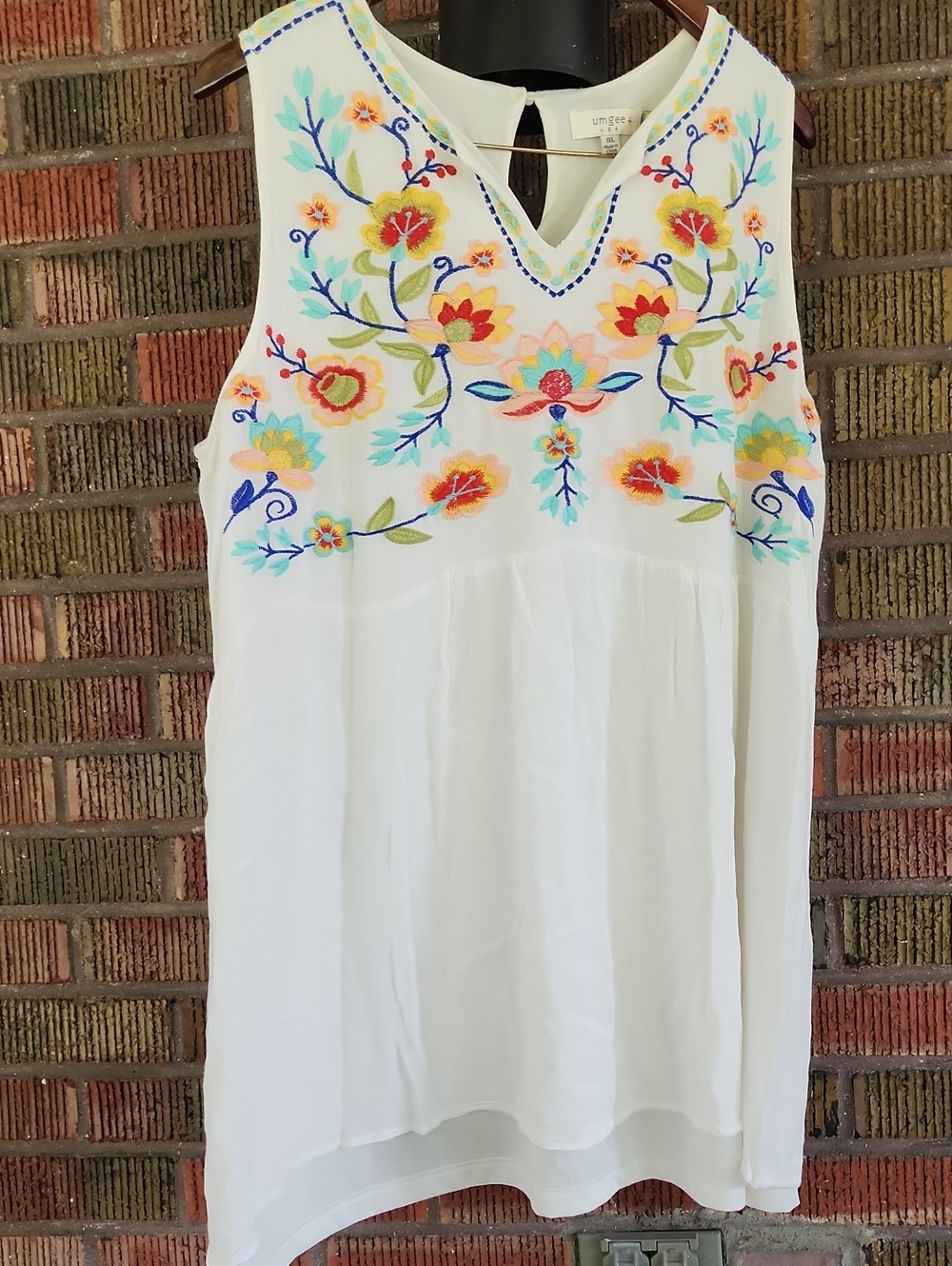 Umgee 1X White Sleeveless Embroidered V-Neck Tunic with Multicolor Floral Top